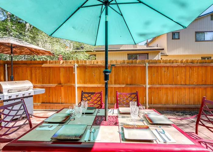 Townhome W/ Grill ~ 3 Mi To Downtown! Ferienhaus *