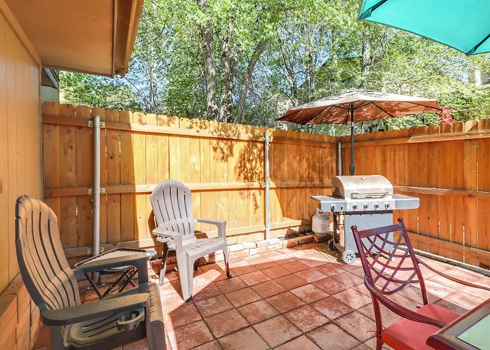Сasa de vacaciones Townhome W/ Grill ~ 3 Mi To Downtown!