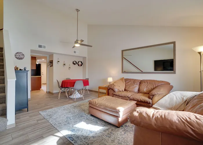 Townhome W/ Grill ~ 3 Mi To Downtown! Сasa de vacaciones